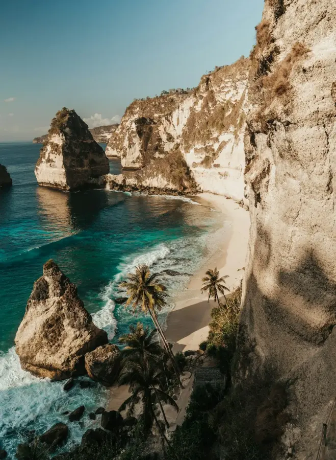 Tebing dan laut biru toska di Diamond Beach, Nusa Penida