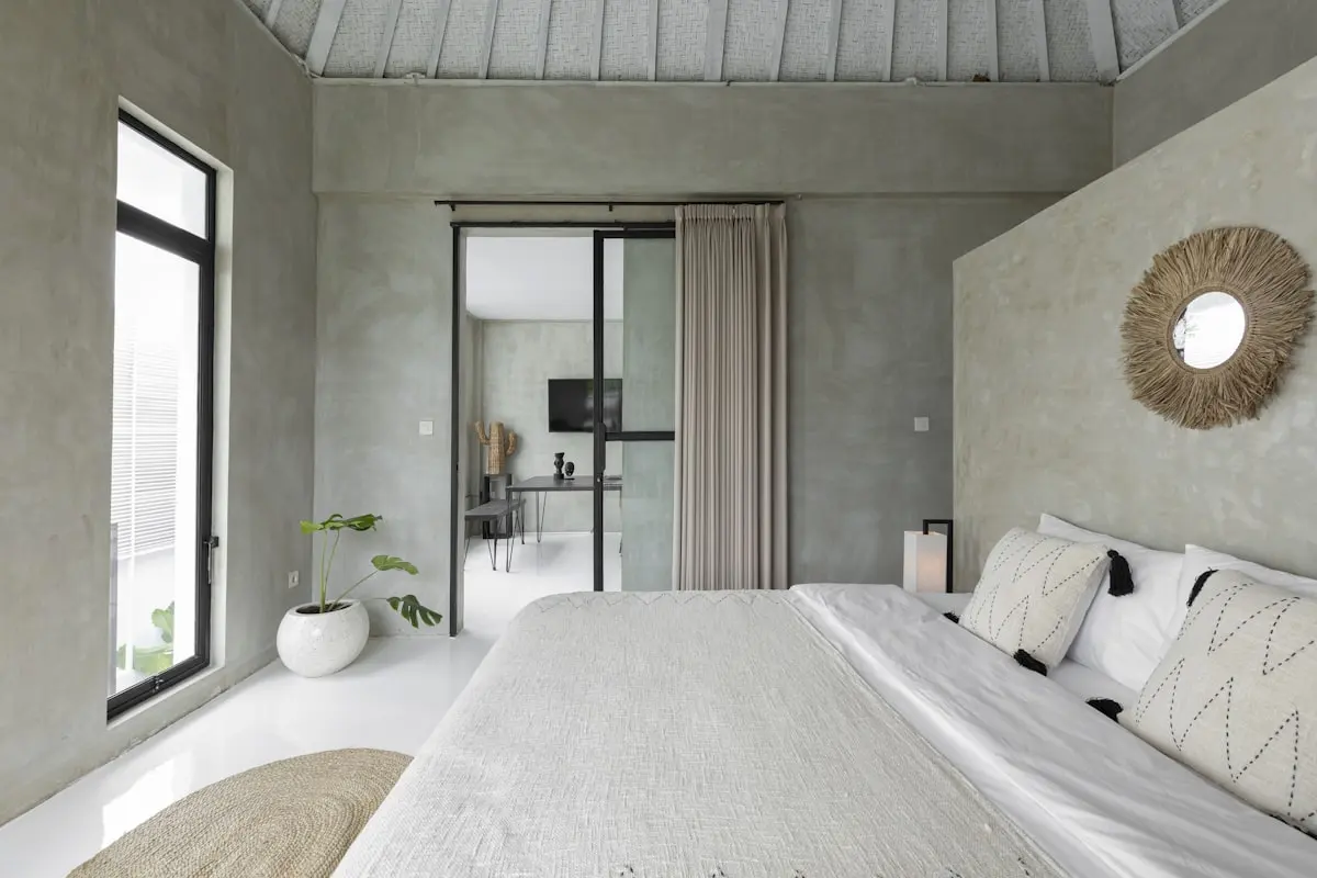 Kamar tamu yang terbuka ke teras taman Bali