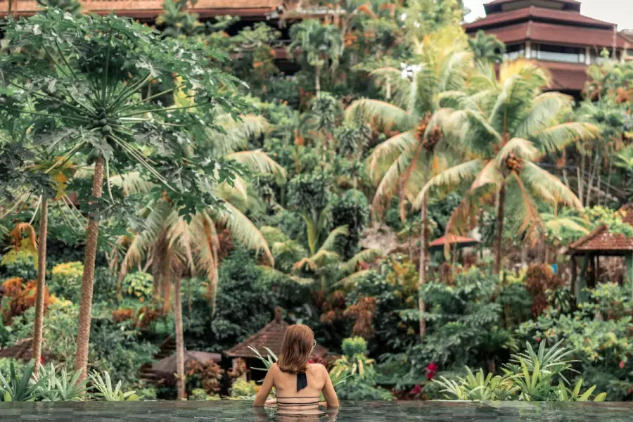 Infinity pool menghadap hutan di sebuah villa di Bali