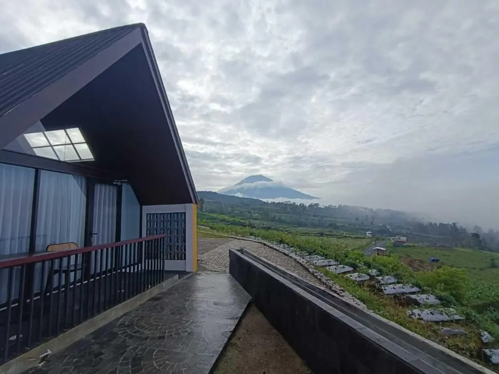Villa A-frame di atas dataran tinggi berundak dengan gunung di kejauhan, Diorit Villa & Glamping