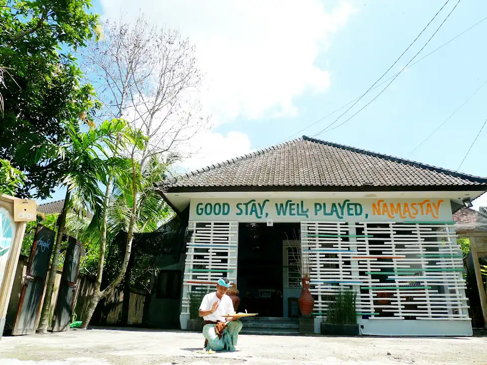 Tampak depan Namastay Ubud dengan tulisan "Good stay, well played, Namastay"