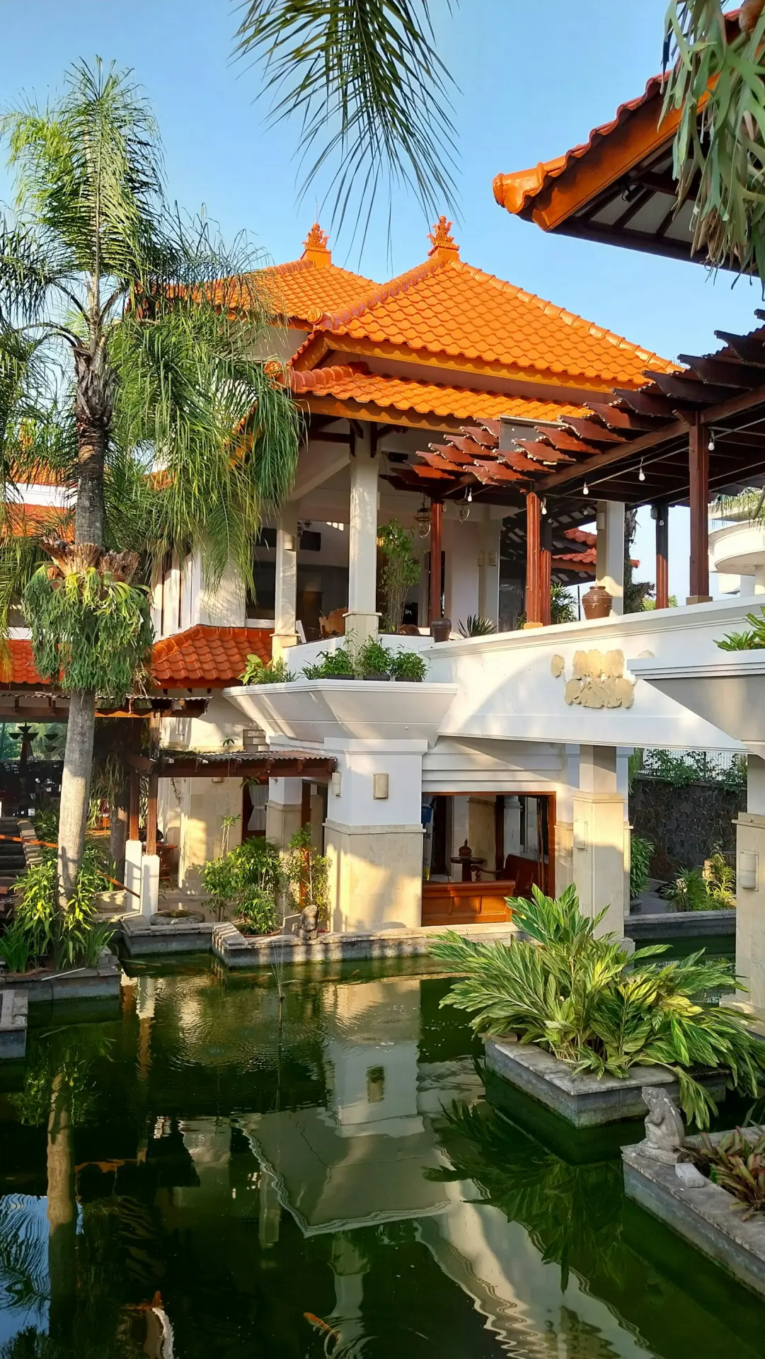 Bangunan resort di Bali dengan kolam di depannya